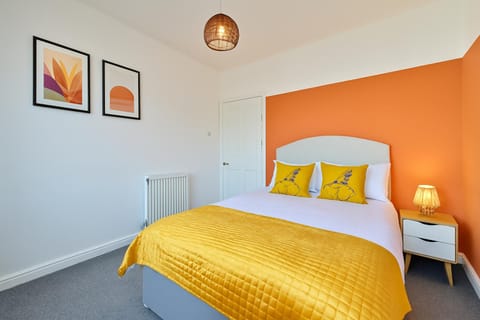 Walk to Hydro and SEC Modern 3BR Free Parking Apartment in Glasgow