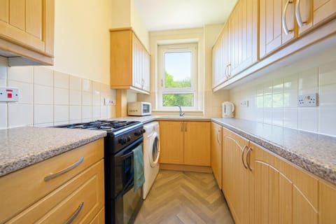 Walk to Hydro and SEC Modern 3BR Free Parking Apartment in Glasgow