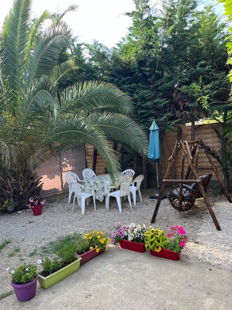 Patio, Spring, Day, BBQ facilities, Garden, Dining area, Garden view