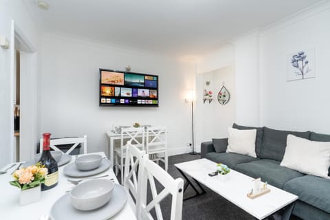 Open Mind Property - House with 6 Double Beds Apartment in Poole