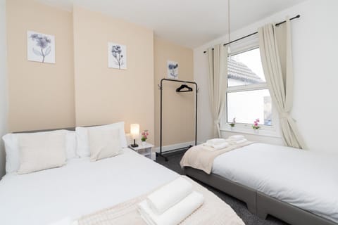 Open Mind Property - House with 6 Double Beds Apartment in Poole