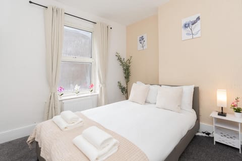 Open Mind Property - House with 6 Double Beds Apartment in Poole