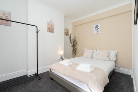 Open Mind Property - House with 6 Double Beds Apartment in Poole