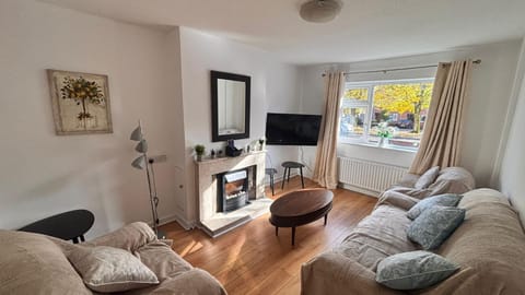 TV and multimedia, Living room, Seating area, Evening entertainment