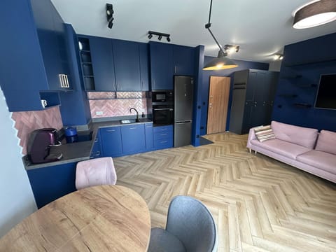TV and multimedia, Kitchen or kitchenette, Living room, Seating area, Dining area, pet friendly, stove, wardrobe