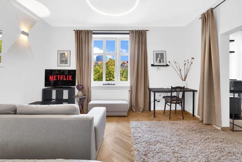 Bed, TV and multimedia, Living room, Photo of the whole room, Seating area, Evening entertainment, Bedroom