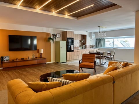 Communal lounge/ TV room, TV and multimedia, Kitchen or kitchenette, Living room, Seating area, Dining area, oven