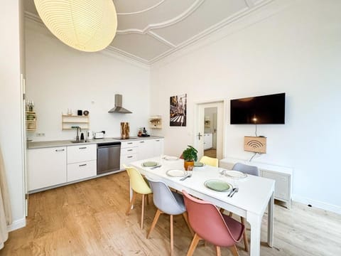 TV and multimedia, Seating area, Dining area, stove