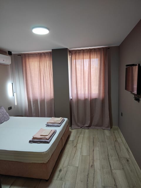 Bed, TV and multimedia, Bedroom, air conditioner