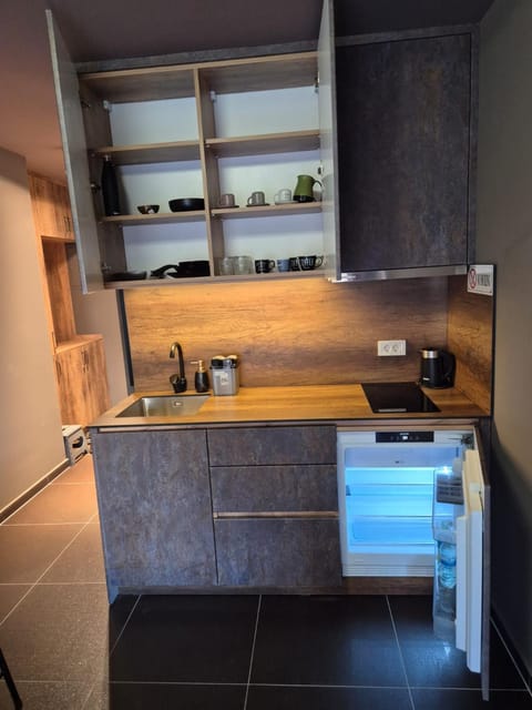 Kitchen or kitchenette, minibar