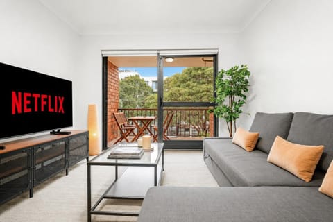 Communal lounge/ TV room, Spring, Day, TV and multimedia, View (from property/room), Balcony/Terrace, Living room, Seating area