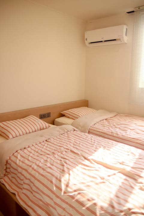 Photo of the whole room, Decorative detail