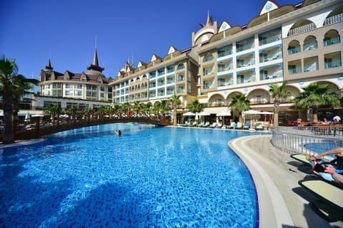 Property building, Day, Pool view, Swimming pool, sunbed