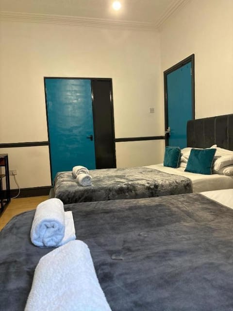 Bed, Bedroom, towels