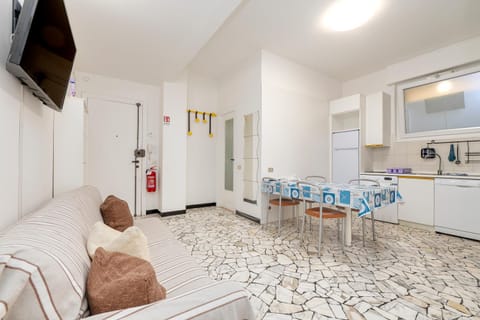 TV and multimedia, Kitchen or kitchenette, Living room, Seating area, Dining area, stove