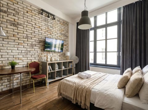 Bed, TV and multimedia, Bedroom