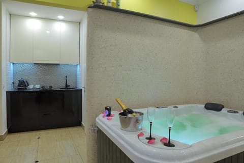 Hot Tub, Evening entertainment