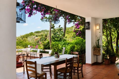 Property building, Day, Natural landscape, Garden, View (from property/room), Balcony/Terrace, Seating area, Dining area, Garden view, Landmark view