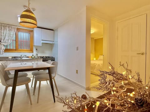 Kitchen or kitchenette, Dining area