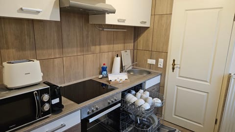 Coffee/tea facilities, Kitchen or kitchenette, dishwasher, stove, toaster