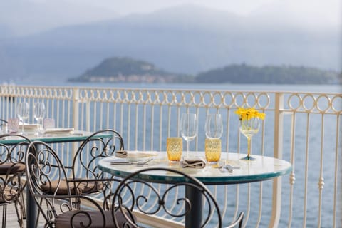 Natural landscape, View (from property/room), Balcony/Terrace, Food and drinks, Dining area, Lake view, Mountain view, Drinks