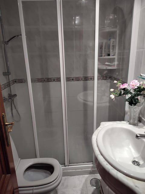 Habitación individual Alameda de Osuna Vacation rental in Madrid