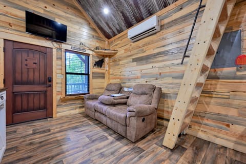 Communal lounge/ TV room, TV and multimedia, Living room, Seating area, Evening entertainment, air conditioner