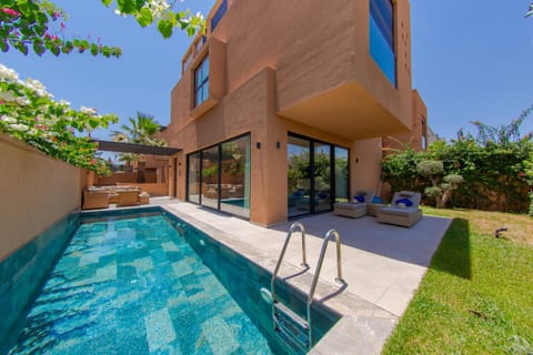 Property building, Patio, Garden, Swimming pool, sunbed