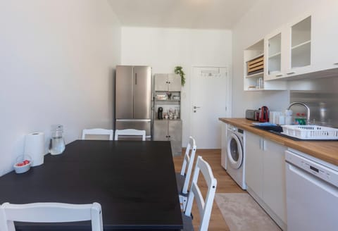 Coffee/tea facilities, Kitchen or kitchenette, Dining area, dishwasher