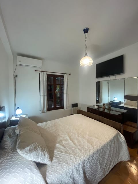 Bed, TV and multimedia, Kitchen or kitchenette, Photo of the whole room, Bedroom, minibar