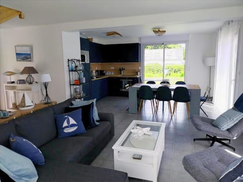 Coffee/tea facilities, Kitchen or kitchenette, Living room, Seating area, Dining area