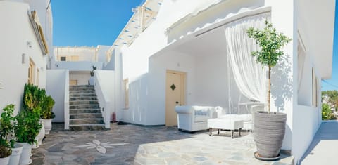 Facade/entrance, Day, Lobby or reception