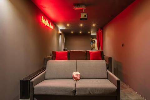 ParisConciergerie - Duplex for 12 with Cinema, 4BR Apartment in Paris