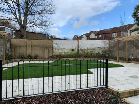 Vibrant 1BR Ground Floor in SO14 City Centre & Sleeps Up to 5! Apartment in Southampton