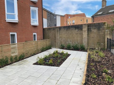 Vibrant 1BR Ground Floor in SO14 City Centre & Sleeps Up to 5! Apartment in Southampton