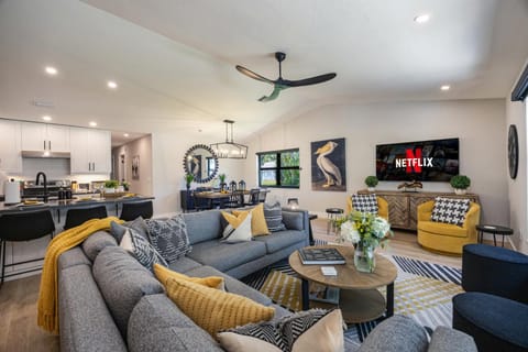 Communal lounge/ TV room, TV and multimedia, Living room, Seating area, Evening entertainment