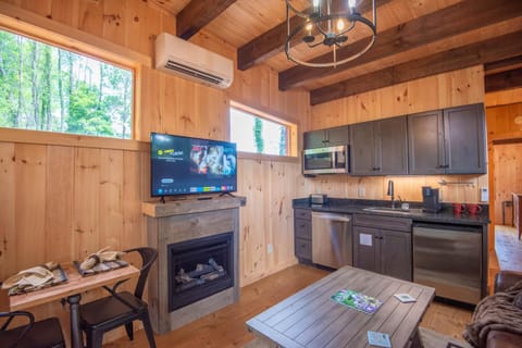 1 Mile to Downtown West Jefferson Camping Cabin #7 Cabin in West Jefferson