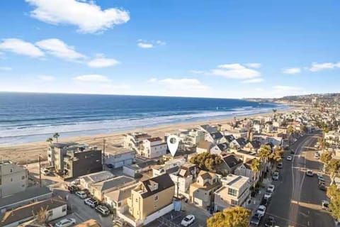 Ocean Views Steps to Beach Rooftop Firepit House in Mission Beach