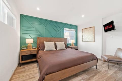 Ocean Views Steps to Beach Rooftop Firepit House in Mission Beach