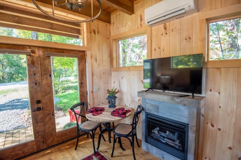 1 Mile to Downtown West Jefferson Camping Cabin #1 Cabin in West Jefferson