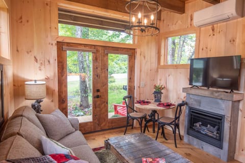 1 Mile to Downtown West Jefferson Camping Cabin #1 Cabin in West Jefferson