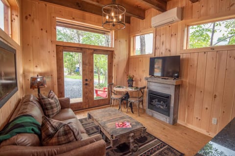 1 Mile to Downtown West Jefferson Camping Cabin #2 Cabin in West Jefferson