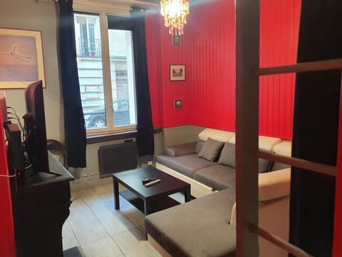 Clichy Loft Apartment in Levallois-Perret