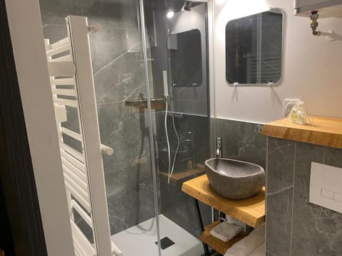 Le Cocoon Evasion Spa Jacuzzi Apartment in Hauts-de-France