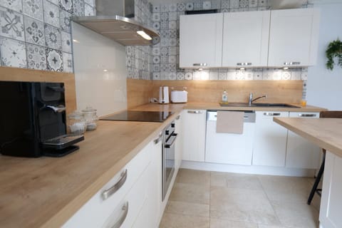 Coffee/tea facilities, Kitchen or kitchenette, dishwasher, stove