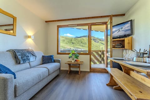 TV and multimedia, Living room, Seating area, Dining area, Mountain view