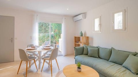 Living room, Seating area, Dining area, air conditioner