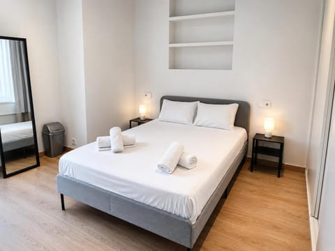 Bed, Photo of the whole room, Bedroom, towels