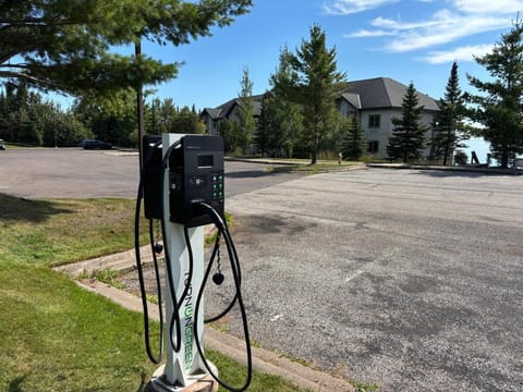 Majestic Lake Views King Suite, 2 Queen Beds and Heated Pools Apartment in Two Harbors