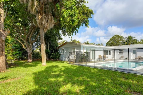 3 Mi to Riviera Beach! Group-Friendly Home with Yard House in Lake Park
